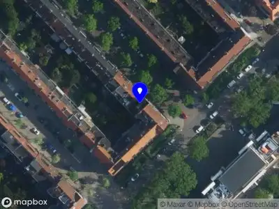 Brandweer met gepaste spoed naar de Newtonstraat in Amsterdam vanwege waarnemen gaslucht