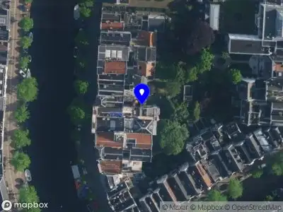 Ambulance met grote spoed naar de Molenpad in Amsterdam