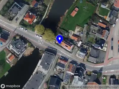 Ambulance met grote spoed naar de Raadhuisstraat in Maasdam