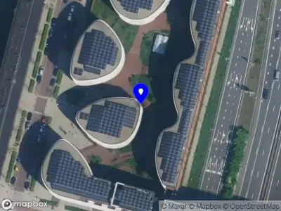 Ambulance met grote spoed naar de Vrouwengelukhof in Amsterdam