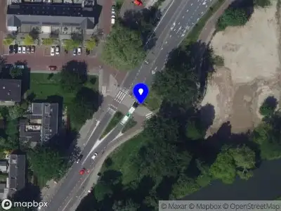 Ambulance met grote spoed naar de Karel Doormanweg in Dordrecht