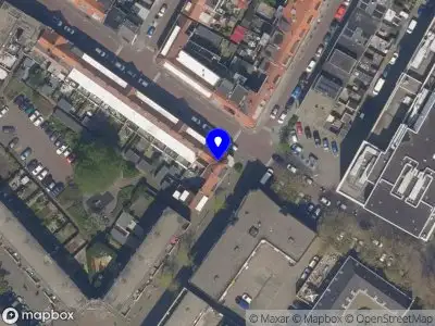 Ambulance met grote spoed naar de Van Riebeeckstraat in Vlaardingen