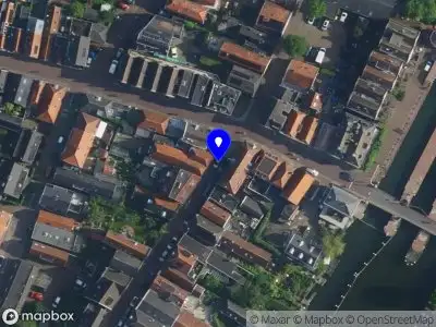 Brandweer met gepaste spoed naar de Herengracht in Muiden