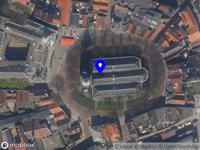 Ambulance met grote spoed naar de Markt in Vlaardingen