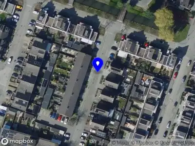 Ambulance met gepaste spoed naar de Annie M.G. Schmidtstraat in Oud-Beijerland