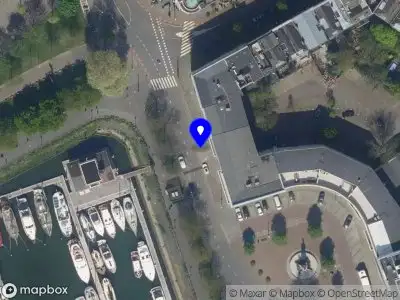 Ambulance met gepaste spoed naar de Veerkade in Rotterdam