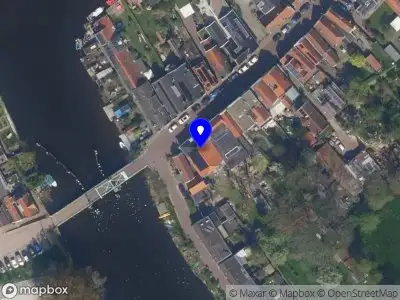 Ambulance met grote spoed naar de Delfshavenseweg in Rotterdam