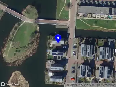 Ambulance met grote spoed naar de Van Hobokenhaven in Barendrecht