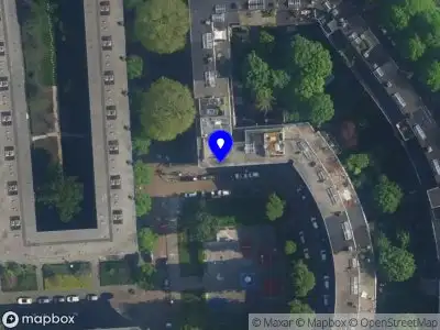 Ambulance met grote spoed naar de Geuzenkade in Amsterdam