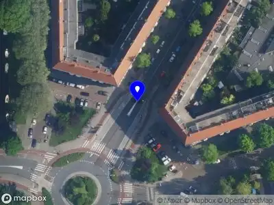 Ambulance met grote spoed naar de Aalsmeerplein in Amsterdam