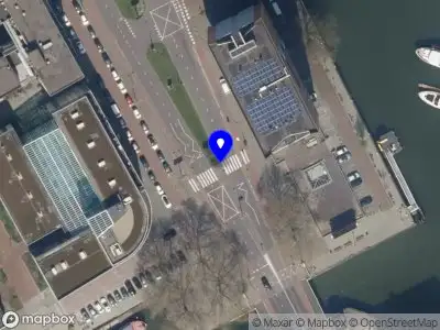 Ambulance met grote spoed naar de Oostmolenwerf in Rotterdam