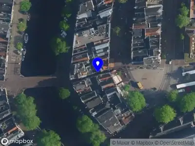 Ambulance met grote spoed naar de Heisteeg in Amsterdam
