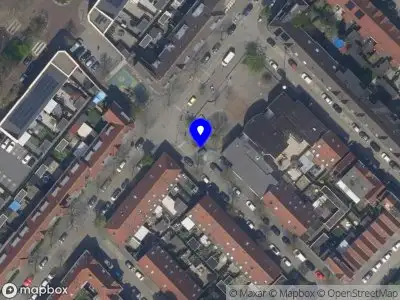 Ambulance met grote spoed naar de 1e Pioenstraat in Rotterdam