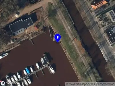 Politie met grote spoed naar de Oosterkade in Ter Apel vanwege voertuigen te water