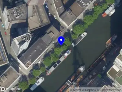 Ambulance met gepaste spoed naar de Scheepmakershaven in Rotterdam