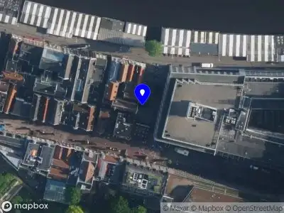 Ambulance met grote spoed naar de Geelvinckssteeg in Amsterdam