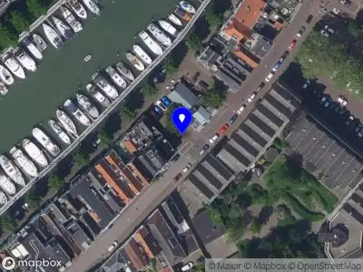 Ambulance met gepaste spoed naar de Vismarkt in Dordrecht