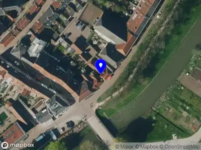 Brandweer met gepaste spoed naar de Weeshuiswal in Buren vanwege stormschade