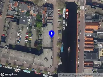 Ambulance met gepaste spoed naar de Houtmarkt in Leiden