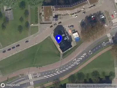 Ambulance met grote spoed naar de Doklaan in Rotterdam