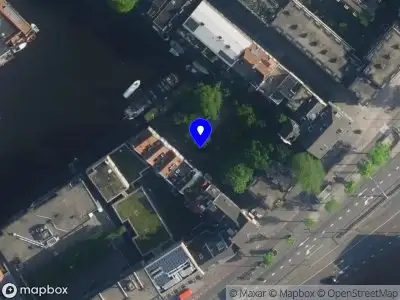 Ambulance met grote spoed naar de Nieuwegrachtje in Amsterdam