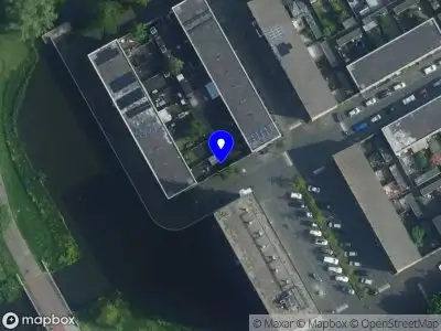 Ambulance met grote spoed naar de Raoul Wallenberghofje in Amsterdam