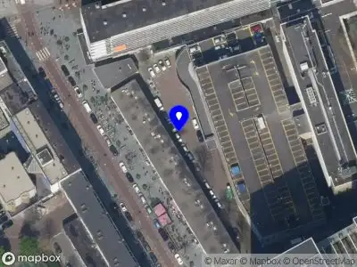 Ambulance met grote spoed naar de Van Bijlandtplaats in Rotterdam