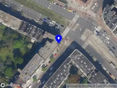 Ambulance met grote spoed naar de Walenburgerweg in Rotterdam