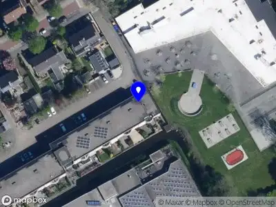 Ambulance met grote spoed naar de Columbiahof in Aalsmeer