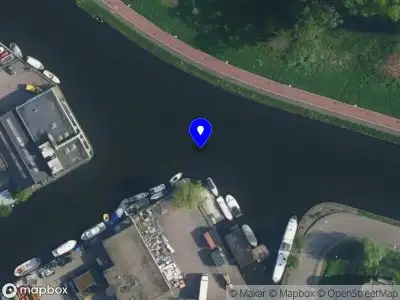 Ambulance met grote spoed naar de Duivendrechtsekade in Amsterdam