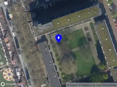 Ambulance met gepaste spoed naar de Joost Banckertsplaats in Rotterdam