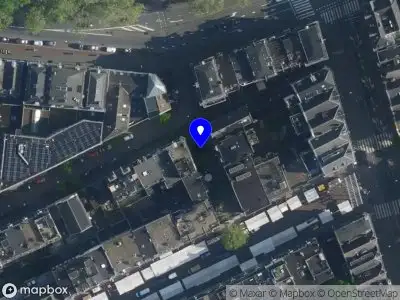Ambulance met grote spoed naar de Nicolaas Berchemstraat in Amsterdam