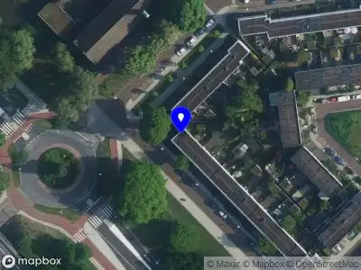 Ambulance met gepaste spoed naar de Duivendrechtselaan in Amsterdam