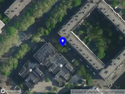 Ambulance met grote spoed naar de Poolstraat in Amsterdam