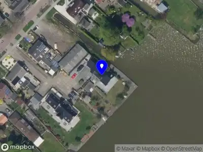 Ambulance met grote spoed naar de Klinkerkade in Ter Aar