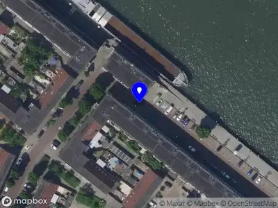 Brandweer met gepaste spoed naar de Lange Wantijkade in Dordrecht vanwege stankoverlast