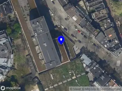 Ambulance met grote spoed naar de Van Vollenhovenstraat in Rotterdam