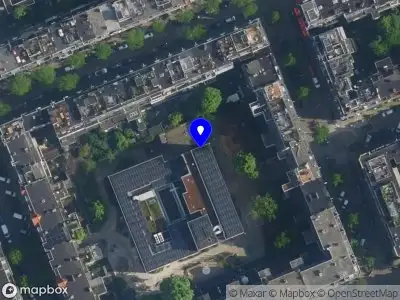 Ambulance met grote spoed naar de Staringstraat in Amsterdam