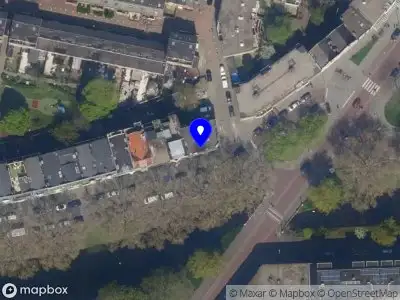 Ambulance met grote spoed naar de Crooswijksesingel in Rotterdam