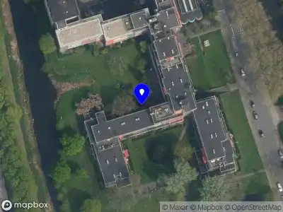 Ambulance met grote spoed naar de Adama van Scheltemaplein in Delft