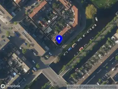 Ambulance met grote spoed naar de Magda Janssenspad in Leiden