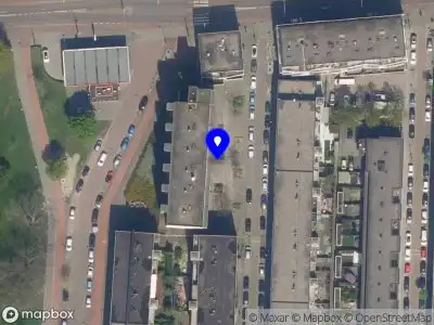 Ambulance met grote spoed naar de Wollefoppenstraat in Rotterdam