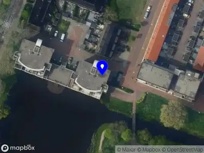 Ambulance met grote spoed naar de Rederijkershof in Alkmaar