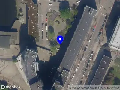 Ambulance met grote spoed naar de Papegaaistraat in Rotterdam