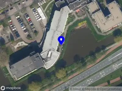 Ambulance met grote spoed naar de Vondelpark in Maassluis