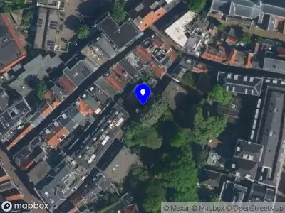 Ambulance met grote spoed naar de Morinnesteeg in Haarlem