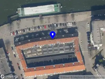 Ambulance met grote spoed naar de Maaskade in Rotterdam