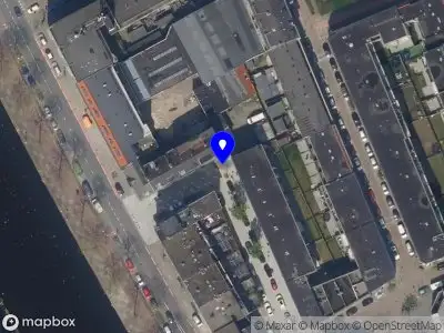 Ambulance met grote spoed naar de Van der Hilstdwarsstraat in Rotterdam