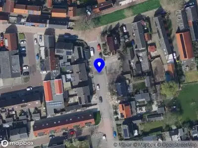 Brandweer met grote spoed naar de Dr. Bossersstraat in 's-Gravendeel vanwege waarnemen gaslucht