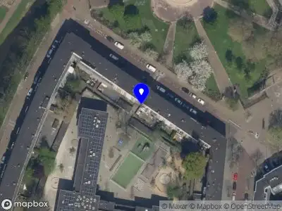 Ambulance met grote spoed naar de Roemer Visscherstraat in Rotterdam